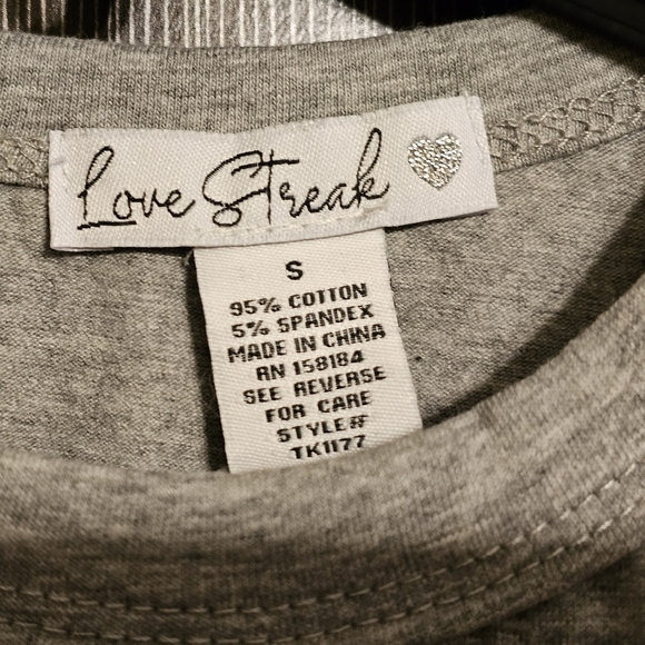 Rainbow heart tshirt - Picture 2 of 5